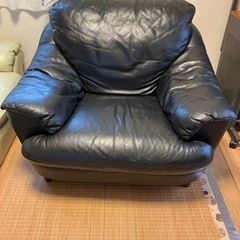 黒の1人掛けソファー