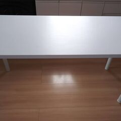 ニトリの白い机（140×59cm）の画像