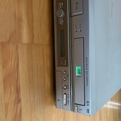 SHARPのVHS/DVDビデオデッキ[ジャンク品]の画像