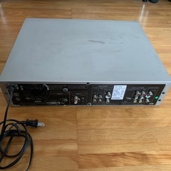 SHARPのVHS/DVDビデオデッキ[ジャンク品]の画像
