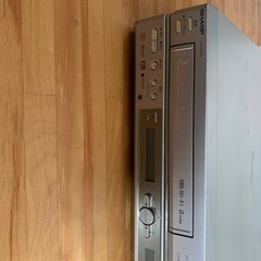 SHARPのVHS/DVDビデオデッキ[ジャンク品]の画像