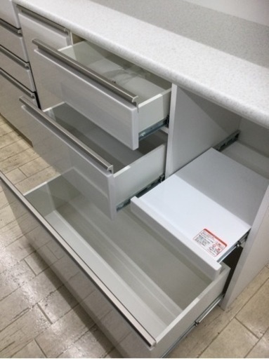 【✨天板はキズ、熱、汚れに強いメラニン化粧板❗️収納力❗️清潔感のある色❗️コンセント2ヶ所❗️✨】定価¥99,990円 NITORI
