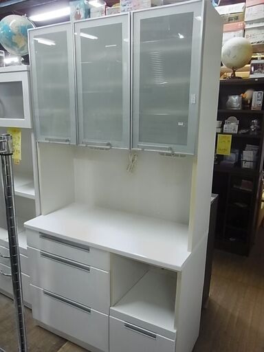 閉店セール中につき、通常特価27,478円より20％引の21,982円!　　3ドアレンジボード　食器棚　食器収納　キッチン収納　キッチンボード　2箇所2口コンセント