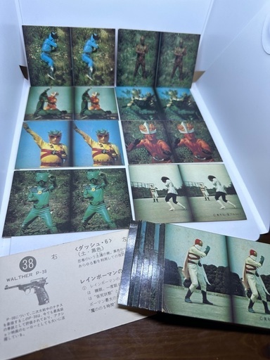 愛の戦士、レインボーマン、カードとカメラ