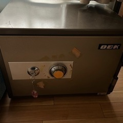 金庫、鍵はついています(番号不明)