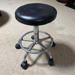 バーバーチェア（高さ調整できる回転椅子）