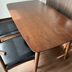 ダイニングテーブルの画像