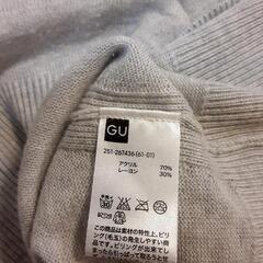 GU 丈長め、薄手Vネックセーターの画像
