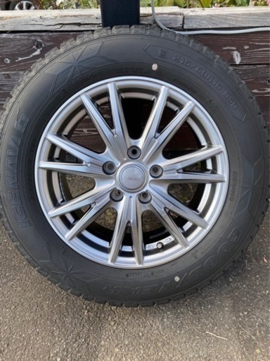 ホイール付スタッドレスタイヤ（215/60R16）