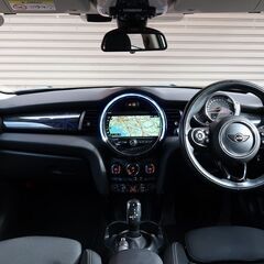 検査7年10月クーパーS 中期型 LCI 7速DCT/マルチトーンルーフ風ラッピング/MINI Yoursイルミパネル/追従型ACC/HDDタッチパネルナビ/フルセグ/の画像