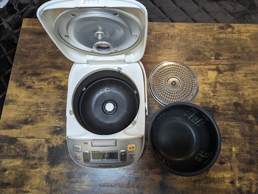 炊飯器Panasonic SR-HD103-W　5.5合　2014年製