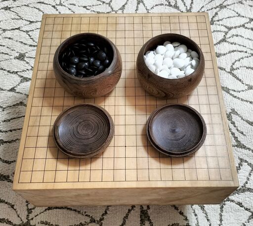 値下げしました！古いものですが、碁盤と碁石はいかがでしょうか