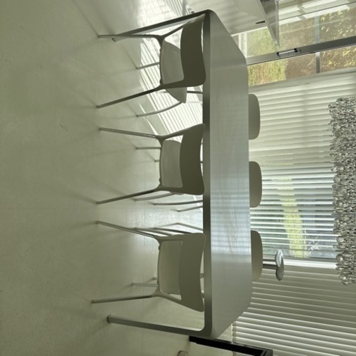 アルミ製ダイニングテーブルとチェア