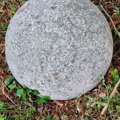 丸い球体の石の画像