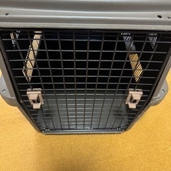 ペットゲージ2個とトイレ2個の画像