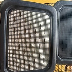 ペットゲージ2個とトイレ2個の画像