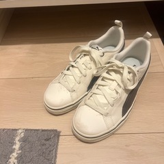 プーマのスニーカー