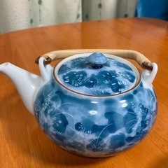 蓋つき湯呑みと急須の画像