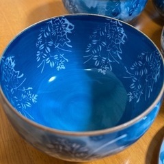 蓋つき湯呑みと急須の画像