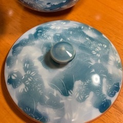 蓋つき湯呑みと急須の画像
