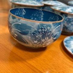 蓋つき湯呑みと急須の画像