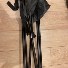 折りたたみテーブルとイスの画像