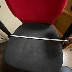 椅子(赤黒色)の画像