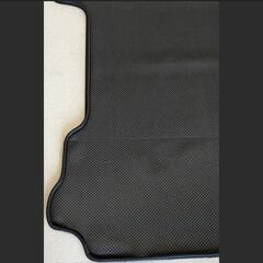 キャラバンNV350純正ラゲッジマットの画像