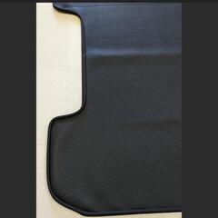 キャラバンNV350純正ラゲッジマットの画像
