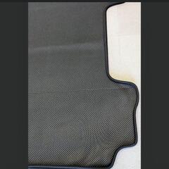 キャラバンNV350純正ラゲッジマットの画像