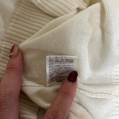 白Vネックセーター　あげますの画像