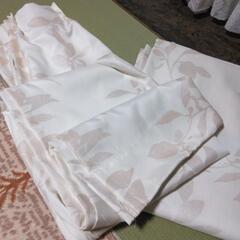 断捨離中　　カーテン2枚で1組の画像