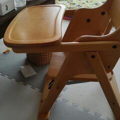 木製ローチェアーテーブル付きの画像