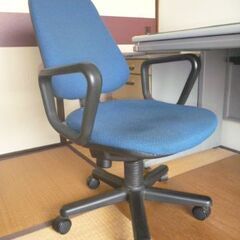 値引！中古 事務用スチールデスク、ワゴン、イス(訳アリ!!)など1式の画像