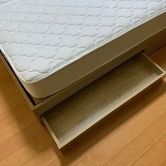 クイーンベッドの画像