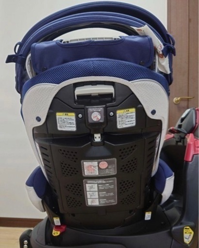 フラディアグロウ DX 新生児OK　チャイルドシート　シートベルト