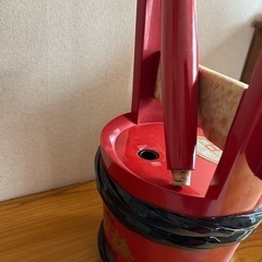 祝いの朱塗の酒樽の画像