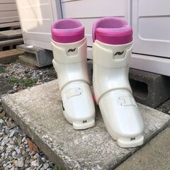 スキー靴（ピンク・小さめ）の画像