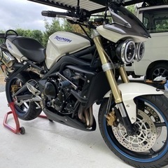 美車　トライアンフストリートトリプル
