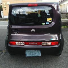 日産キ-ブ。色、ブラウン。