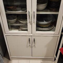 白い食器棚