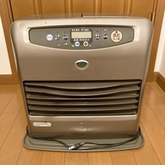 古い石油ストーブ2台とポリタンク3個の画像