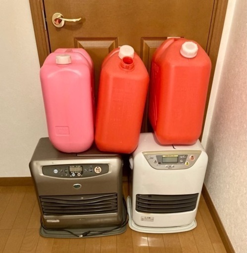 古い石油ストーブ2台とポリタンク3個