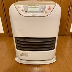 古い石油ストーブ2台とポリタンク3個の画像