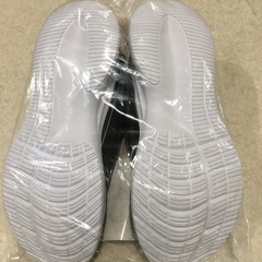 新品・未使用　黒スポーツシューズ　２４cmの画像
