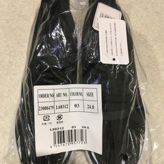 新品・未使用　黒スポーツシューズ　２４cmの画像
