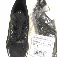 新品・未使用　黒スポーツシューズ　２４cmの画像