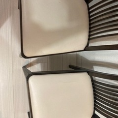 ダイニングチェア2脚、ベンチの画像