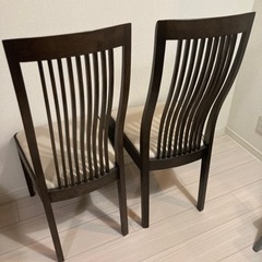 ダイニングチェア2脚、ベンチの画像