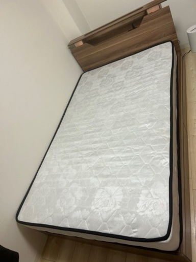 【引き渡し先決定】セミダブルベッド（ベッドマット付き）